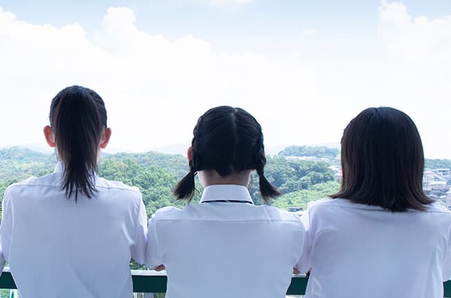 空を見る3人の女子高生