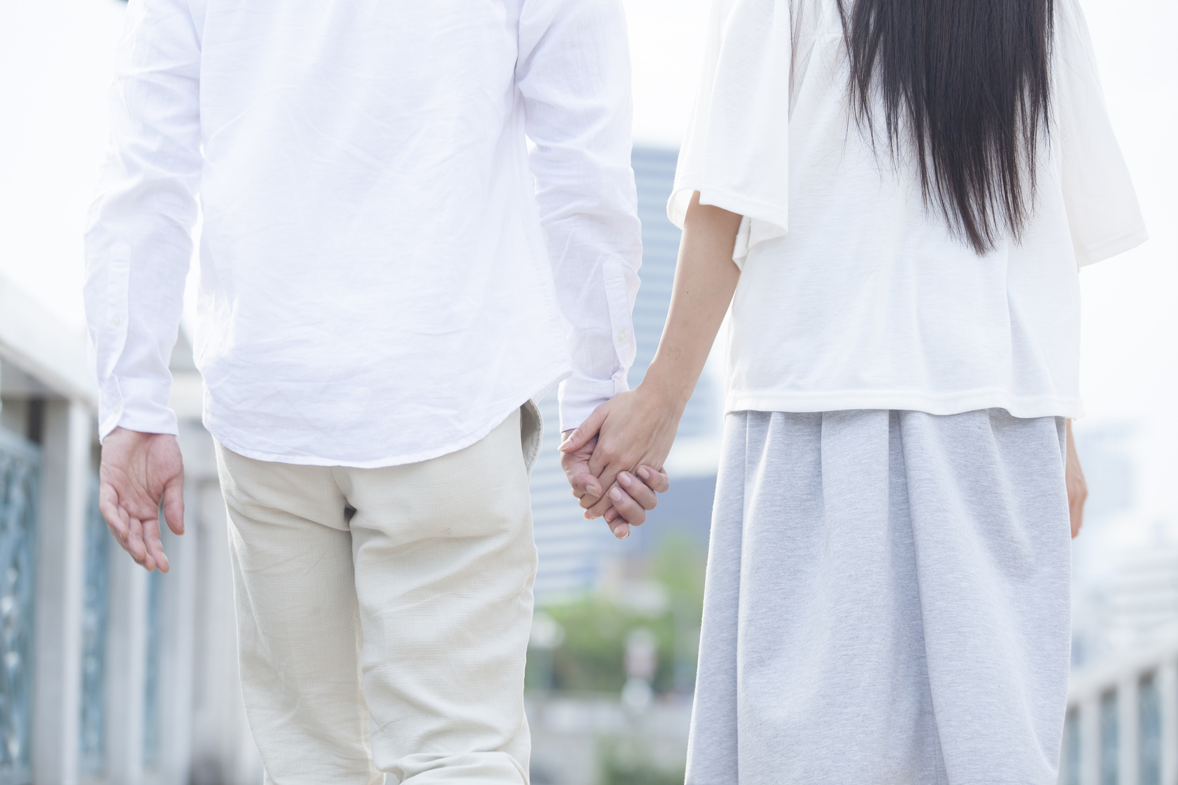 手をつなぐ男女