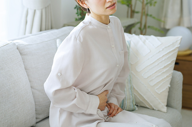 下腹部をおさえる女性